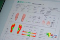 体验者赤脚坐正在脚底激光扫描设备上